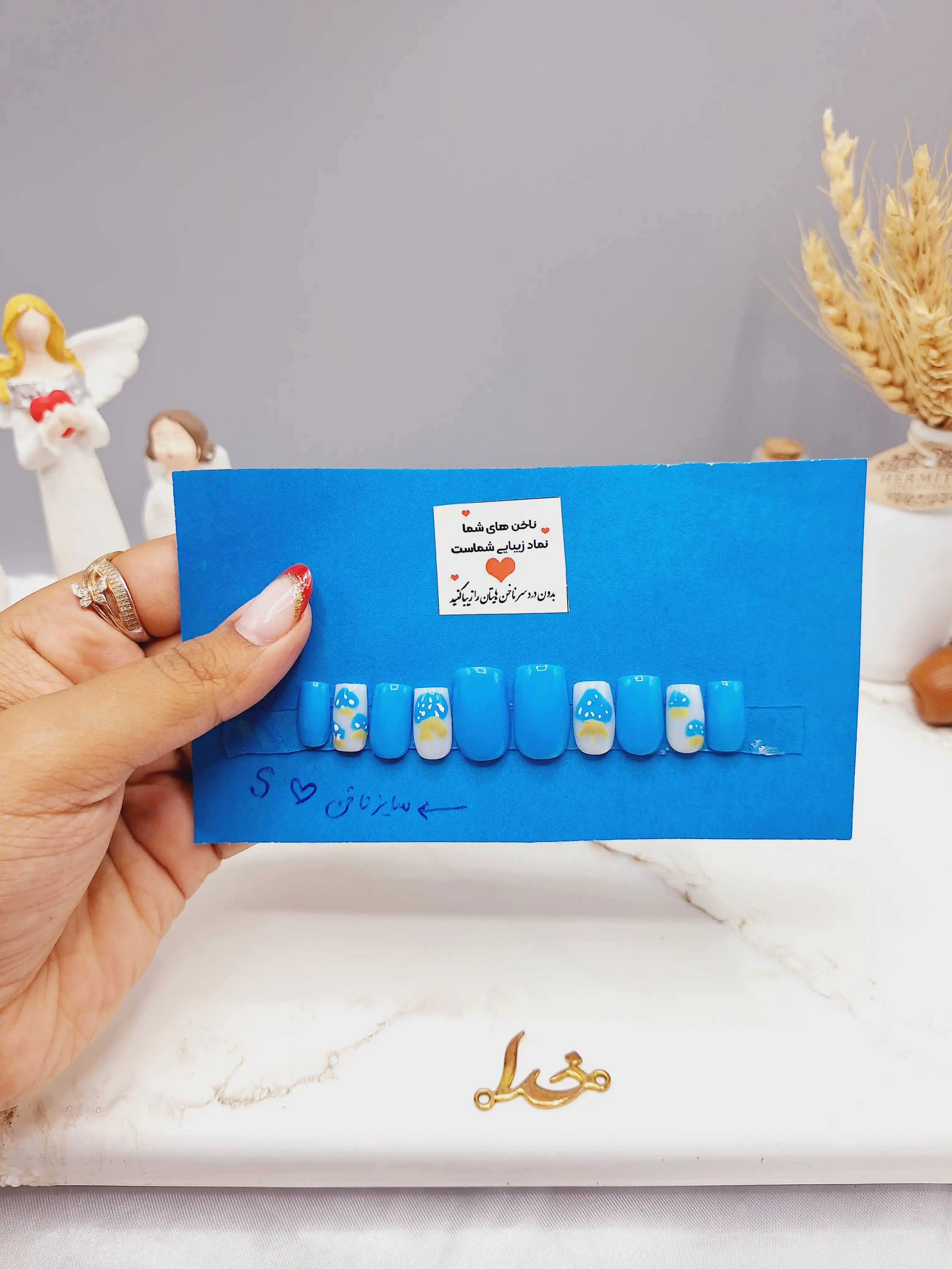 ناخن مصنوعی با مواد کاشت درجه 1 رنگ آبی و سفید طرح توت فرنگی