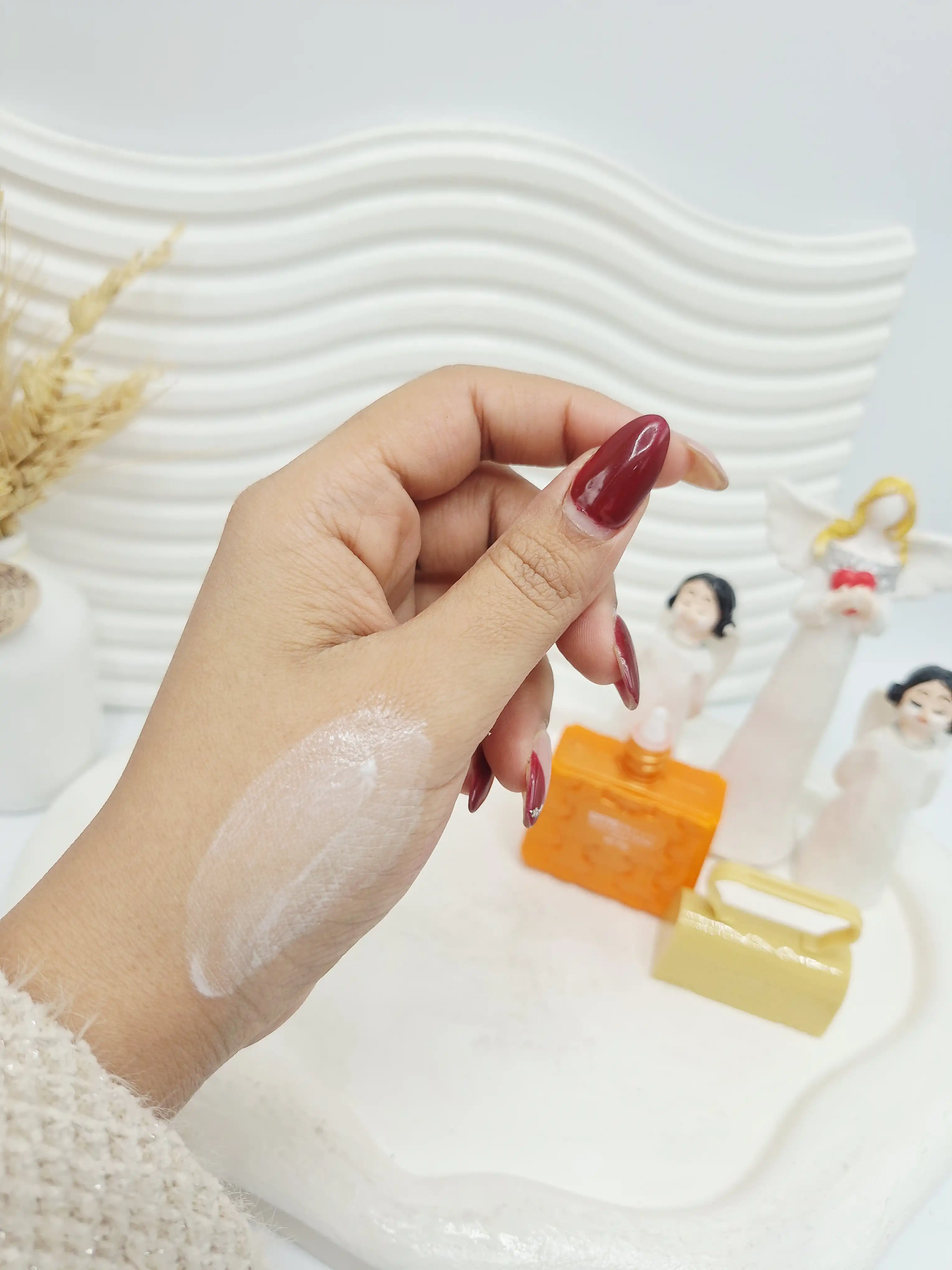 ضد آفتاب بی رنگ صورت و بدن  spf 90 طرح کیف کد 1141