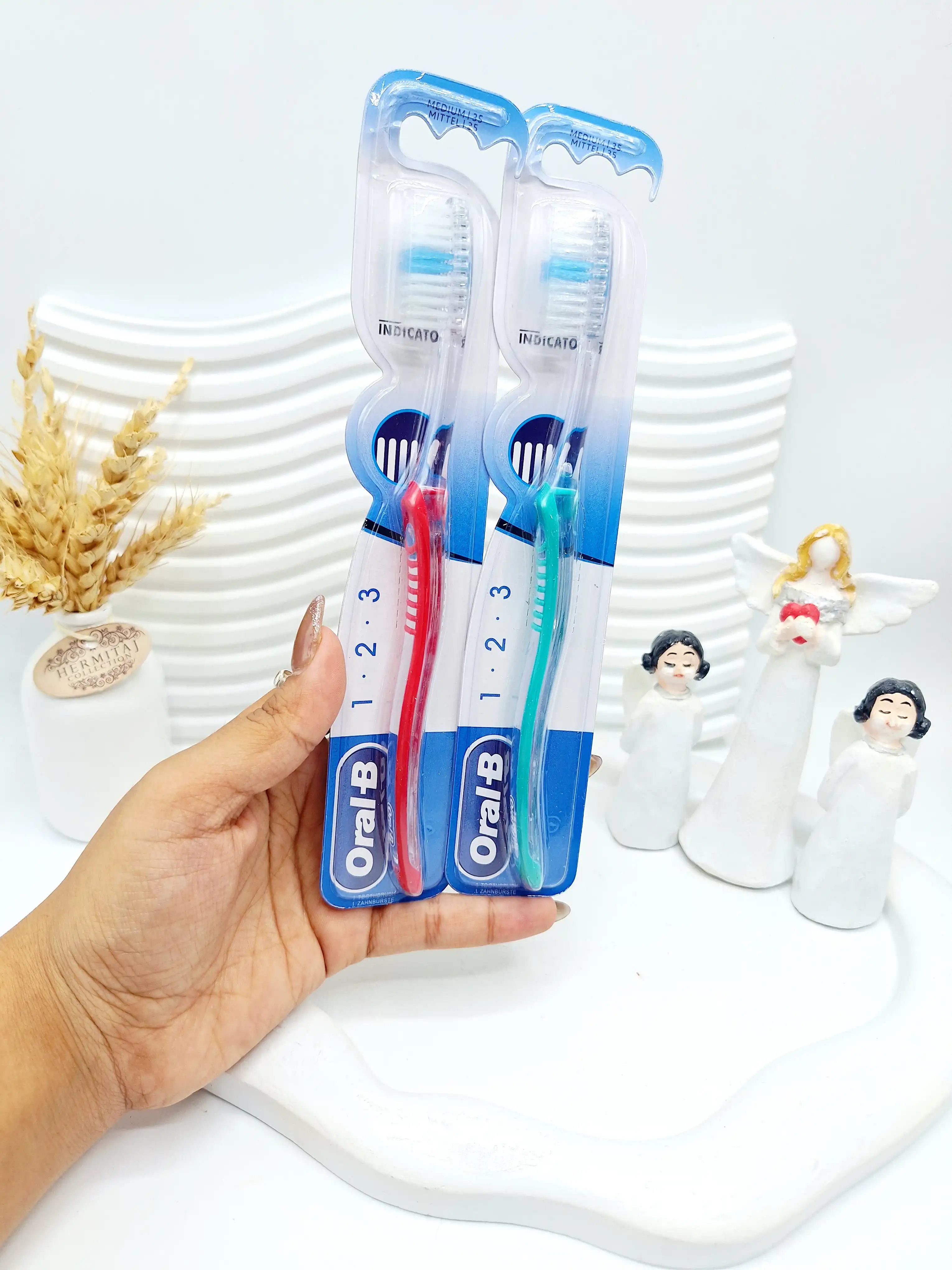 مسواک با کیفیت برس سفید براق برند Oral-B کد 2504