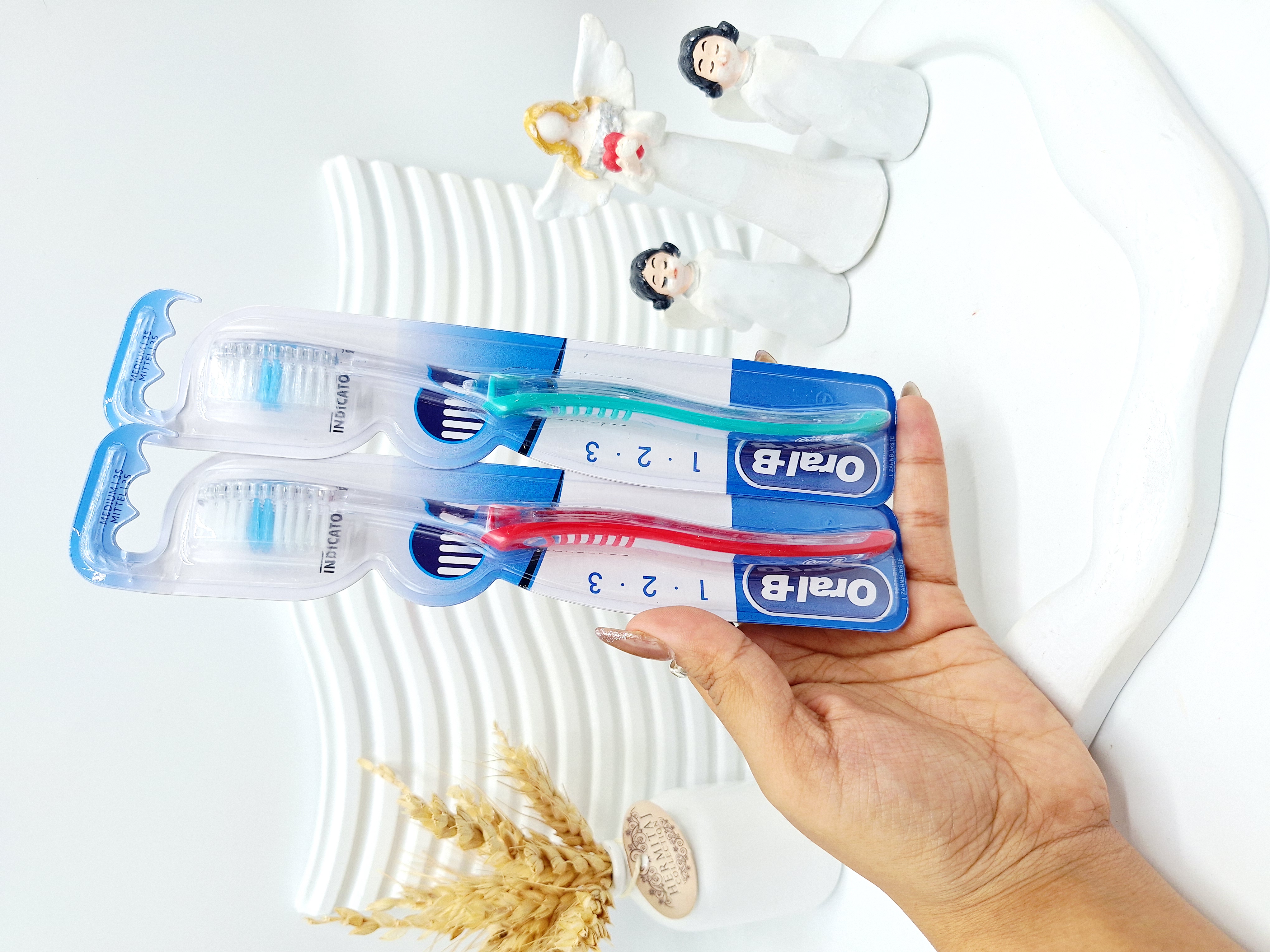 مسواک با کیفیت برس سفید براق برند Oral-B کد 2504
