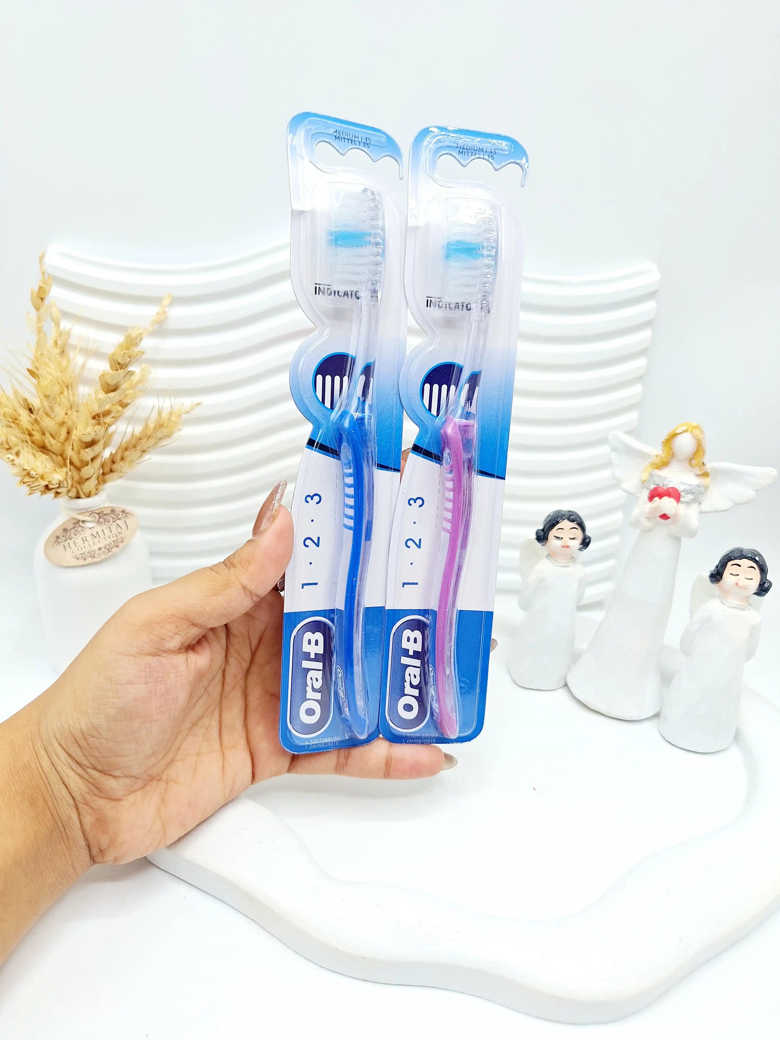مسواک با کیفیت برس سفید براق برند Oral-B کد 2504